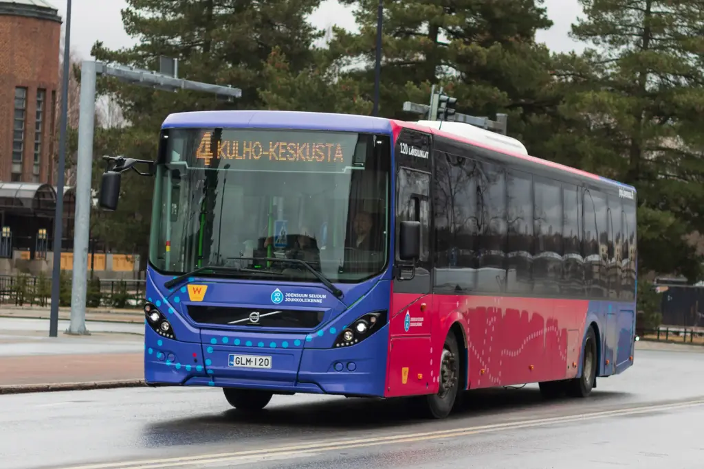 Joensuun seudun joukkoliikenteen linja-auto liikennöimässä Joensuun paikallisliikenteen linjaa 4.