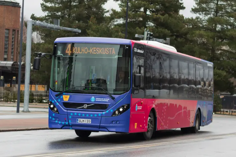 Joensuun seudun joukkoliikenteen linja-auto liikennöimässä Joensuun paikallisliikenteen linjaa 4.