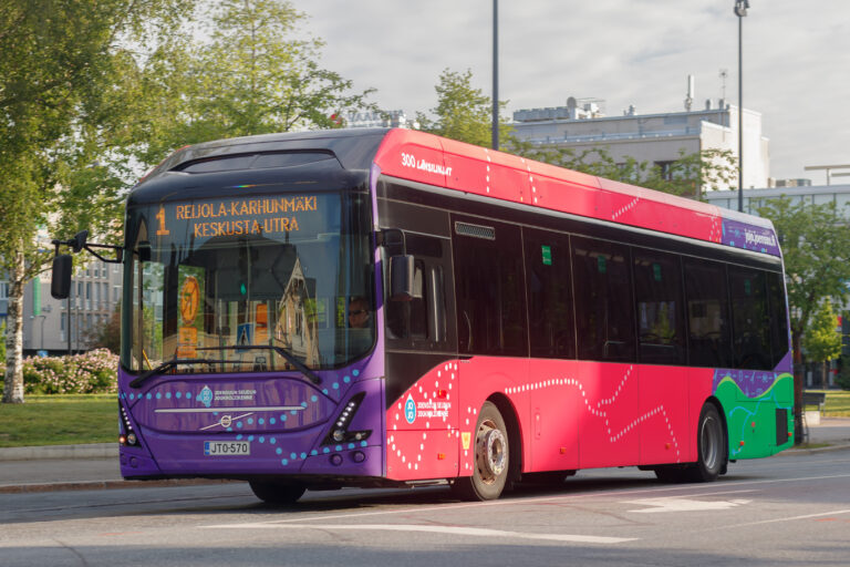 Länsilinjat Oy:n Volvo-sähköbussi liikennöimässä Joensuun seudun joukkoliikenteen paikallisliikenteen linjaa 1 Reijolasta Utraan.