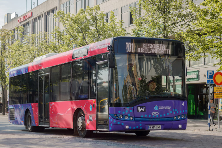 Savo-Karjalan Linja Oy:n Solaris-merkkinen kaupunkilinja-auto liikennöimässä Joensuun seudun joukkoliikenteen linjaa 201 Hukanhaudalta Jukolanportille.