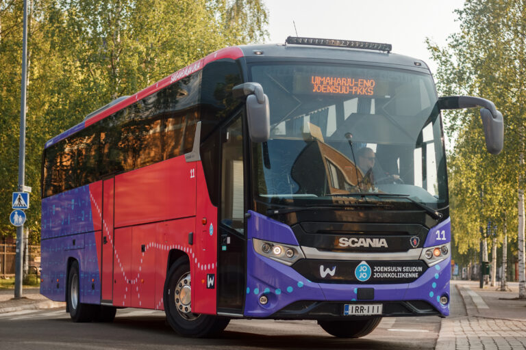 Savo-Karjalan Linja Oy:n Scania-merkkinen korkealattiainen linja-auto liikennöimässä ELY-linjaa 465 Uimaharjulta Joensuuhun Pohjois-Karjalan keskussairaalalle.