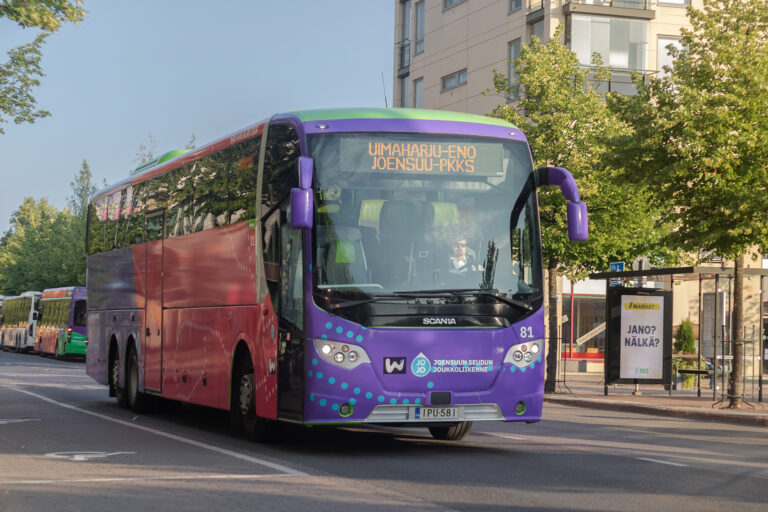 Savo-Karjalan Linja Oy:n Scania-merkkinen korkealattiainen linja-auto liikennöimässä ELY-linjaa 465 Uimaharjulta Joensuuhun Pohjois-Karjalan keskussairaalalle.