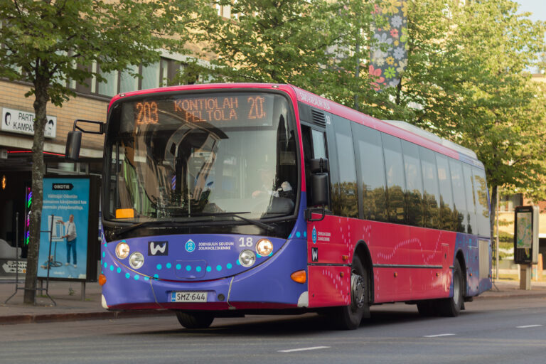 Savo-Karjalan Linja Oy:n Scania-merkkinen kaupunkilinja-auto liikennöimässä Joensuun seudun joukkoliikenteen linjaa 203 Kontioniemestä Peltolaan.