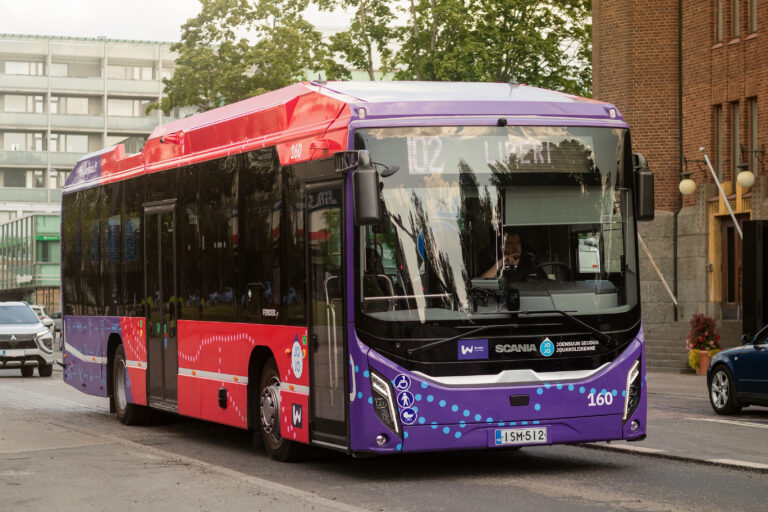 Savonlinja Oy:n kaasukäyttöinen Scania-merkkinen linja-auto liikennöimässä Joensuun seudun joukkoliikenteen linjaa 102 Joensuusta Liperiin.