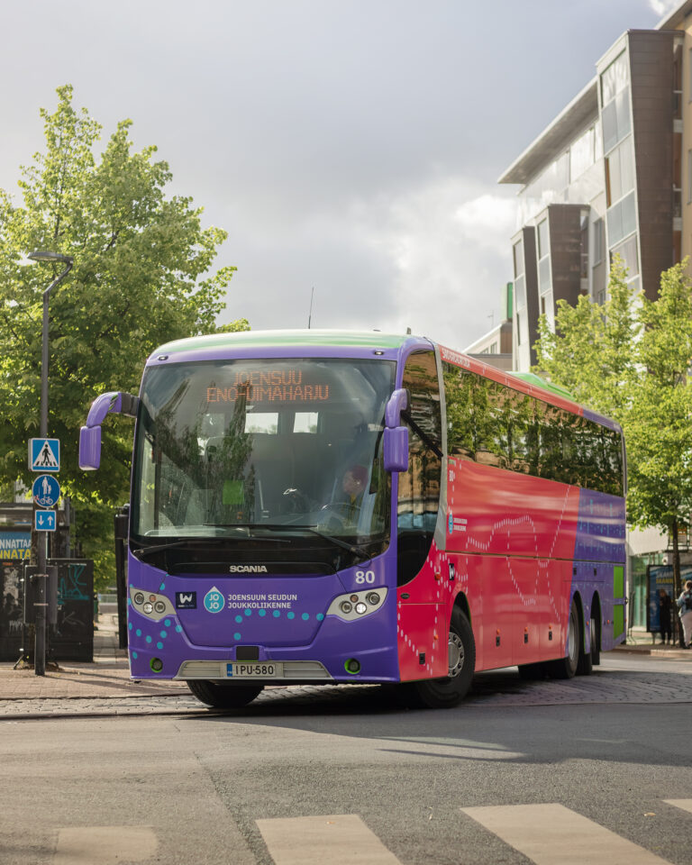 Savo-Karjalan Linja Oy:n JOJO-tilaajaväritykseen teipattu Scania-linja-auto liikennöimässä ELY-linjaa 465 Joensuusta Uimaharjuun.