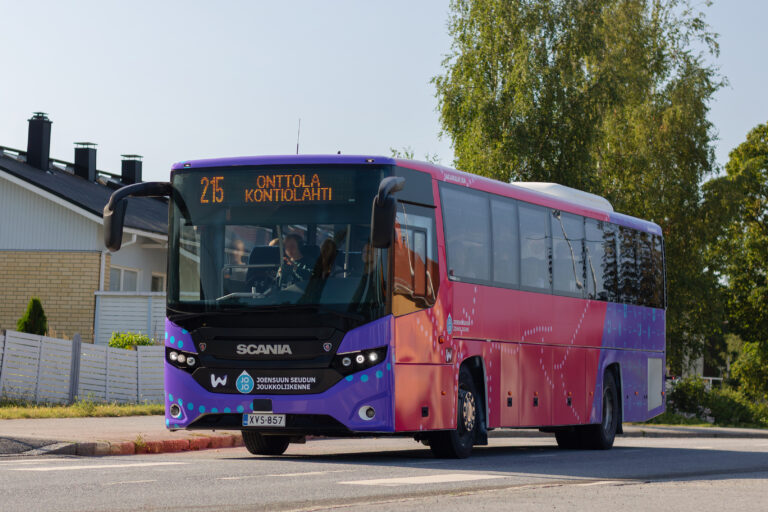 Savo-Karjalan Linja Oy:n Scania-merkkinen korkealattiainen linja-auto liikennöimässä Joensuun seudun joukkoliikenteen Kontiolahden koululaislinjaa 215 Onttolasta Kontiolahden koululle.