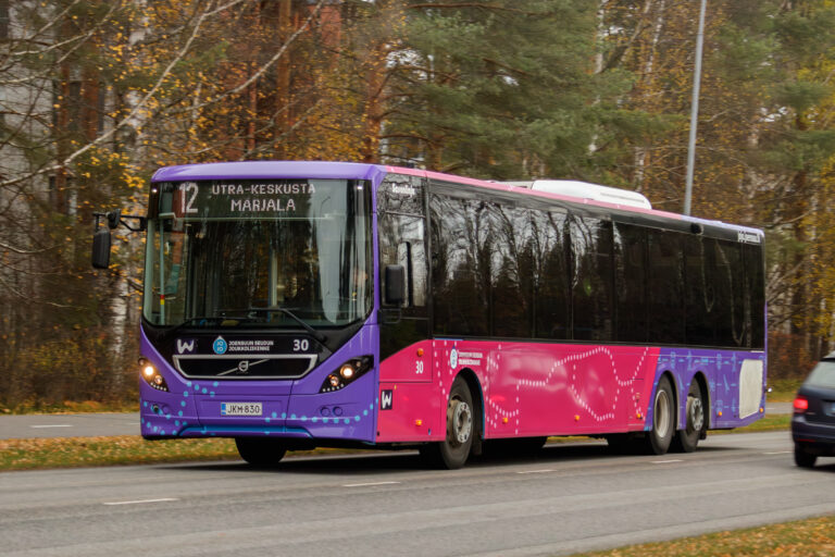 Savonlinja Oy:n Volvo-merkkinen kaupunkilinja-auto liikennöimässä Joensuun seudun joukkoliikenteen linjaa 12 Utrasta Marjalaan.