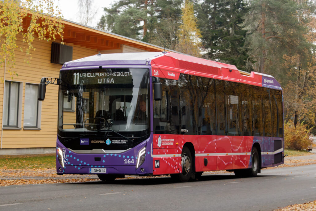 Savonlinja Oy:n kaasukäyttöinen Scania-merkkinen kaupunkilinja-auto liikennöimässä Joensuun seudun joukkoliikenteen linjaa 11 Urheilupuistolta Utraan.