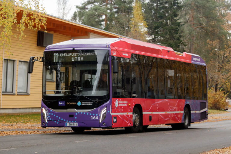 Savonlinja Oy:n kaasukäyttöinen Scania-merkkinen kaupunkilinja-auto liikennöimässä Joensuun seudun joukkoliikenteen linjaa 11 Urheilupuistolta Utraan.