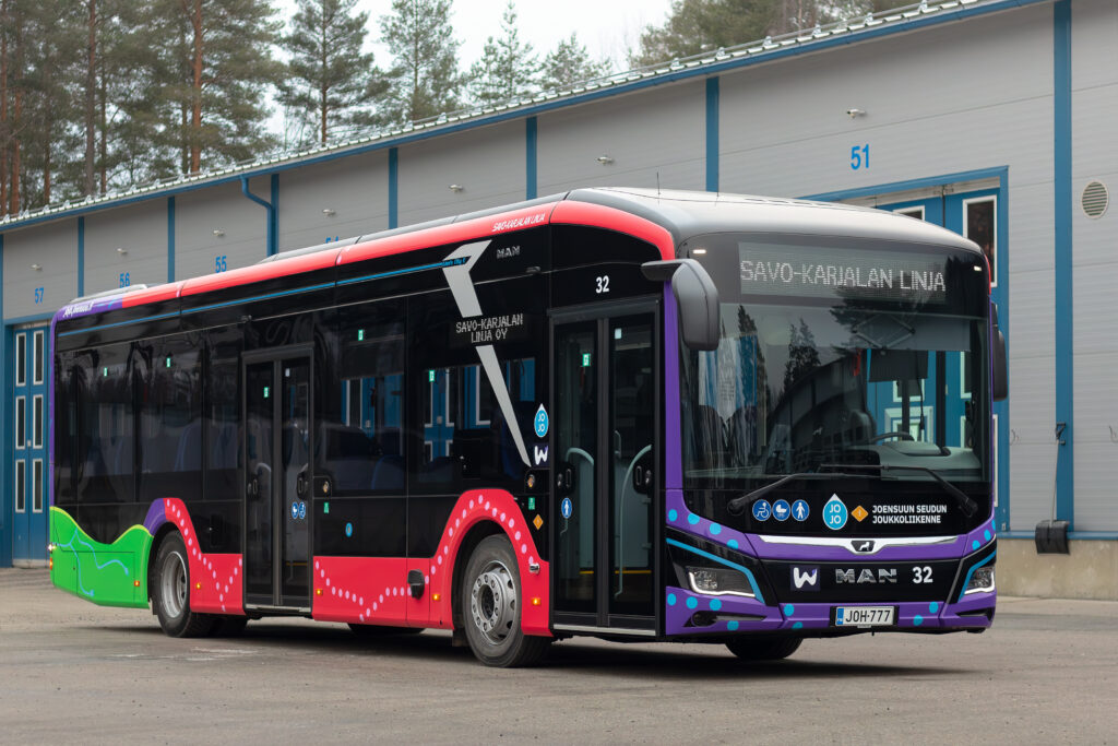 Yksi Suomen ensimmäisistä MAN-merkkisistä täyssähköisistä linja-autoista Savo-Karjalan Linja Oy:n varikolla Joensuussa Joensuun seudun joukkoliikenteen tilaajavärityksessä.