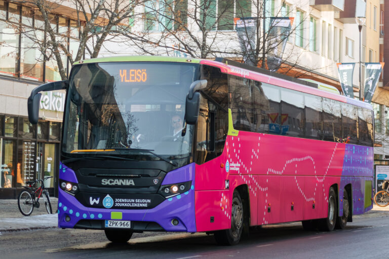 Savo-Karjalan Linja Oy:n omistama Joensuun seudun joukkoliikenteen korkealattiainen Scania-linja-auto Joensuun keskustassa.